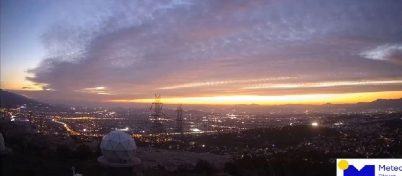 Fallstreak Hole: Το σπάνιο φαινόμενο που «σκίασε» τον Αθηναϊκό ουρανό (βίντεο)